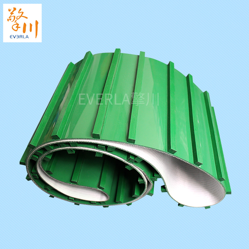 綠色PVC<a href='http://www.hookf.cn/shusongdai/' target='_blank'><u>輸送帶</u></a>表面加長擋塊條的主圖